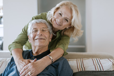 Porträt eines liebevollen älteren Paares zu Hause, lizenzfreies Stockfoto