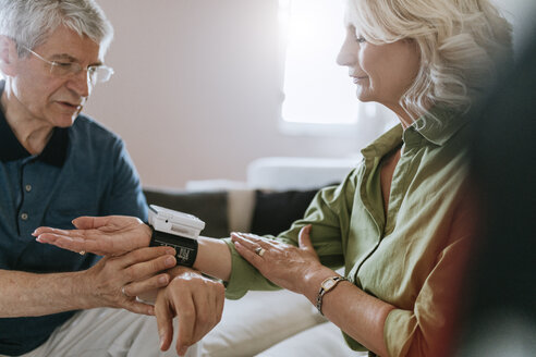 Älteres Paar misst Blutdruck zu Hause - ZEDF00796