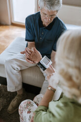 Älteres Paar misst Blutdruck zu Hause - ZEDF00797