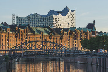 Deutschland, Hamburg, Blick auf Zollkanal und Alte Speicherstadt mit Elbphilharmonie im Hintergrund - KEBF00583