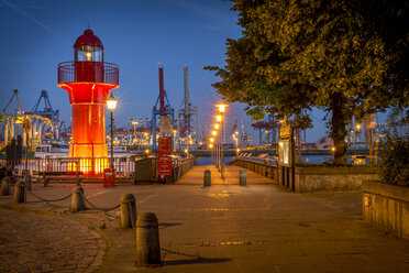 Deutschland, Hamburg, Oevelgoenne, Blick auf den Hafen bei Nacht - KEBF00594