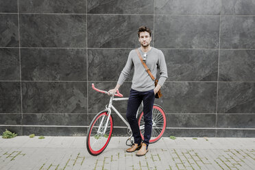 Porträt eines jungen Mannes mit seinem Rennrad - GIOF02964
