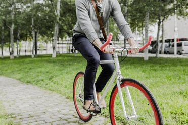 Junger Mann auf seinem Rennrad, Teilansicht - GIOF02965