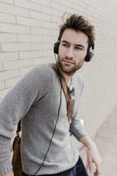 Portrait of young man with headphones - GIOF02970