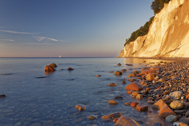 Deutschland, Nationalpark Jasmund, Kreideküste an der Ostsee bei Sonnenaufgang - GFF01019