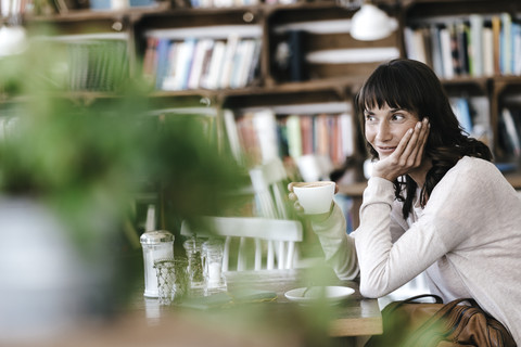 Frau im Café, Kaffee trinkend, träumend, lizenzfreies Stockfoto