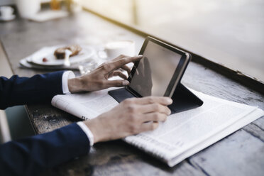 Geschäftsfrau benutzt digitales Tablet in einem Café - KNSF01891