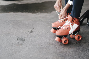 Geschäftsfrau bindet ihre Rollschuhe, Nahaufnahme - KNSF01897