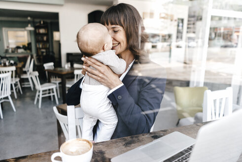 Geschäftsfrau im Café mit Baby - KNSF01913