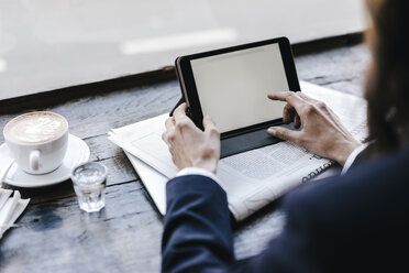 Geschäftsfrau benutzt digitales Tablet in einem Café - KNSF01963