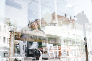 Geschäftsfrau sitzt im Café und trinkt Kaffee - KNSF01969
