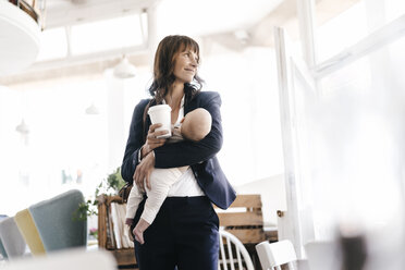 Geschäftsfrau im Café mit schlafendem Baby - KNSF01979