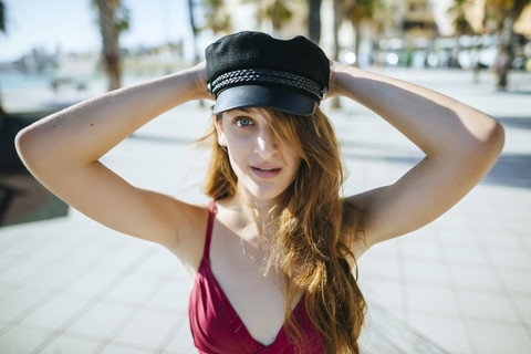 Porträt einer jungen Frau mit Bikini und Mütze, lizenzfreies Stockfoto