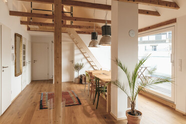 Spacious living room with wooden floor - GUSF00069