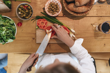 Frau hackt Paprika in der Küche, Ansicht von oben - GUSF00089