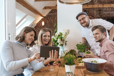 Freunde machen Selfie mit Tablet zu Hause - GUSF00091