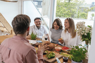 Mann erzählt Geschichten, während er mit seinen Freunden Essen zubereitet - GUSF00093