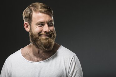 Portrait of smiling man with full beard - MAEF12374