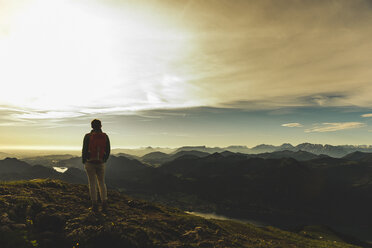 Wanderer mit Rucksack beim Wandern in den Alpen - UUF10975