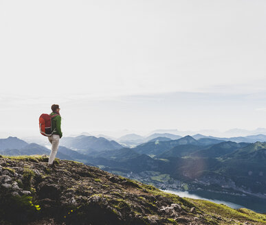 Wanderer mit Rucksack beim Wandern in den Alpen - UUF10977