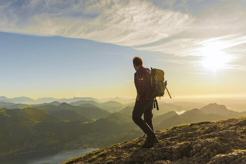 Wanderer mit Rucksack beim Wandern in den Alpen - UUF10978