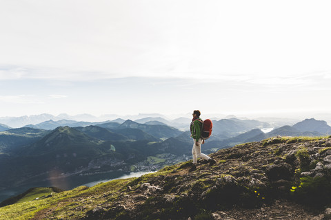 Wanderer mit Rucksack beim Wandern in den Alpen, lizenzfreies Stockfoto