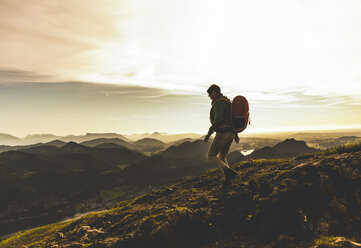 Wanderer mit Rucksack beim Wandern in den Alpen - UUF10981