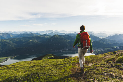 Wanderer mit Rucksack beim Wandern in den Alpen - UUF10985