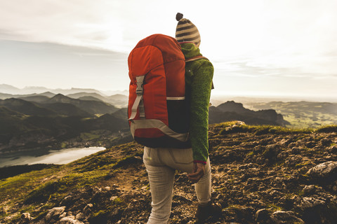 Wanderer mit Rucksack beim Wandern in den Alpen, lizenzfreies Stockfoto