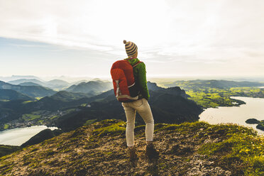 Wanderer mit Rucksack beim Wandern in den Alpen - UUF10987