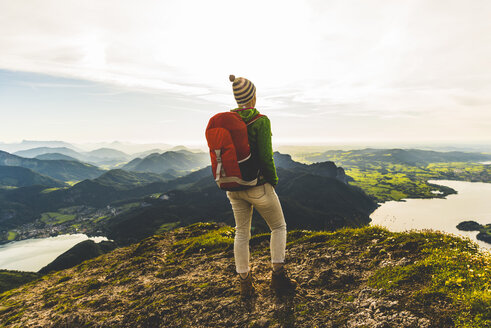 Wanderer mit Rucksack beim Wandern in den Alpen - UUF10987