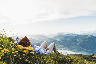 Österreich, Salzkammergut, Wanderer bei der Rast, Blick über die Alpen - UUF10989