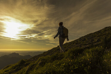 Wanderer, der allein in den Bergen unterwegs ist - UUF10992