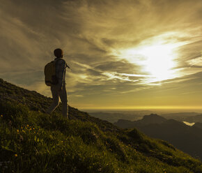 Wanderer, der allein in den Bergen unterwegs ist - UUF10993