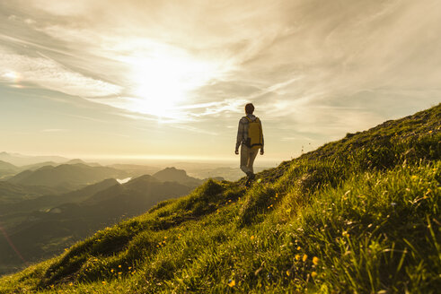 Hiker walking alone in the mountains - UUF10994