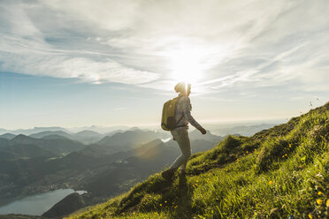 Wanderer, der allein in den Bergen unterwegs ist - UUF10995