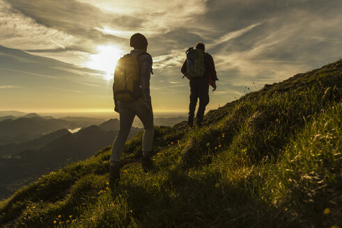 Austria, Salzkammergut, Couple hiking in the mountains - UUF10997