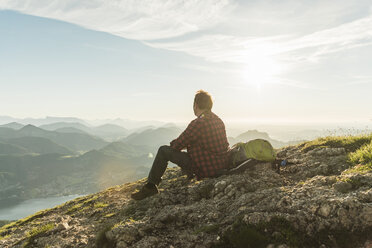 Österreich, Salzkammergut, Wanderer in den Bergen bei einer Pause - UUF11007