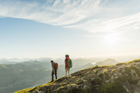 Pärchen beim Wandern in den Bergen - UUF11010