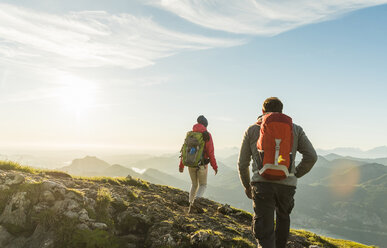 Österreich, Salzkammergut, Paarwandern in den Bergen - UUF11011