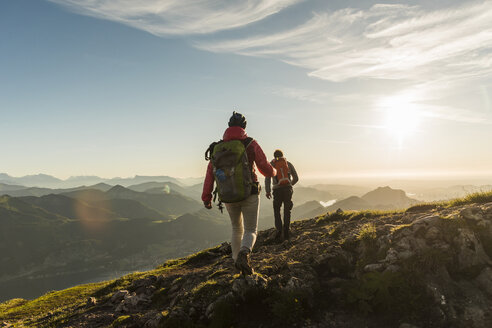 Austria, Salzkammergut, Couple hiking in the mountains - UUF11014