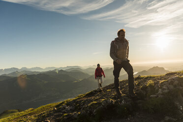 Austria, Salzkammergut, Couple hiking in the mountains - UUF11019