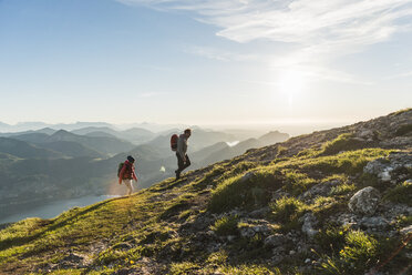 Austria, Salzkammergut, Couple hiking in the mountains - UUF11020