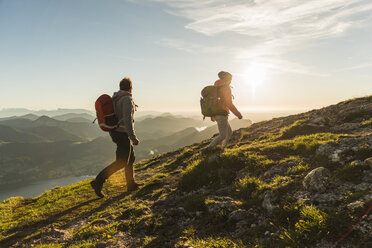 Austria, Salzkammergut, Couple hiking in the mountains - UUF11021