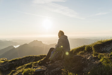 Wanderer in den Bergen macht eine Pause - UUF11027