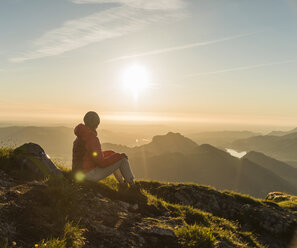 Österreich, Salzkammergut, Wanderer in den Bergen bei einer Pause - UUF11028