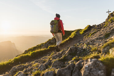 Wanderer, der allein in den Bergen unterwegs ist - UUF11035