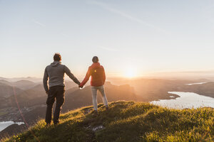 Österreich, Salzkammergut, Ehepaar steht auf Berggipfel, genießt die Aussicht - UUF11048