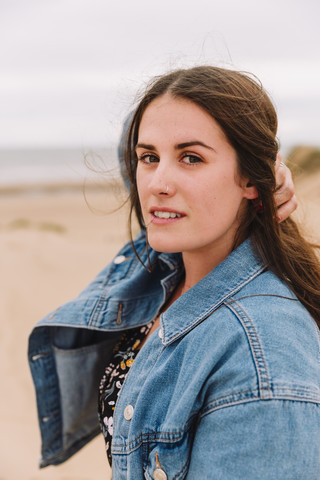 Porträt einer jungen Frau am Strand, lizenzfreies Stockfoto