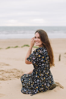 Porträt einer glücklichen jungen Frau am Strand - NMSF00129